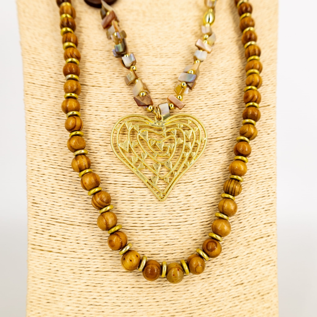 Naszyjnik wielowarstwowy brązowy z motywem serca.