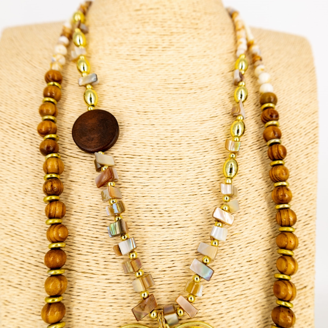 Naszyjnik artystyczny brązowy z naturalnymi materiałami.