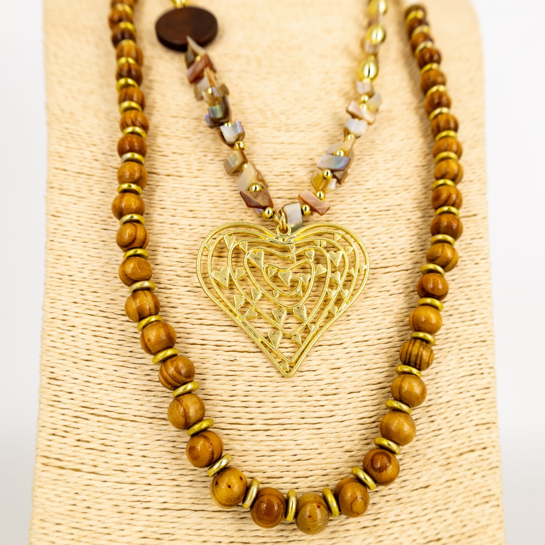 Włoski naszyjnik brązowy o wyrazistym charakterze.