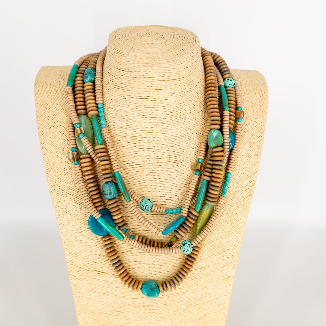 Naszyjnik brązowy wielowarstwowy z marmurkowymi kamykami.