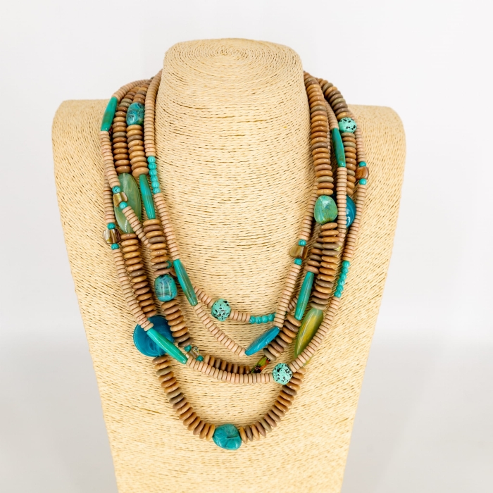 Naszyjnik brązowy wielowarstwowy z marmurkowymi kamykami.