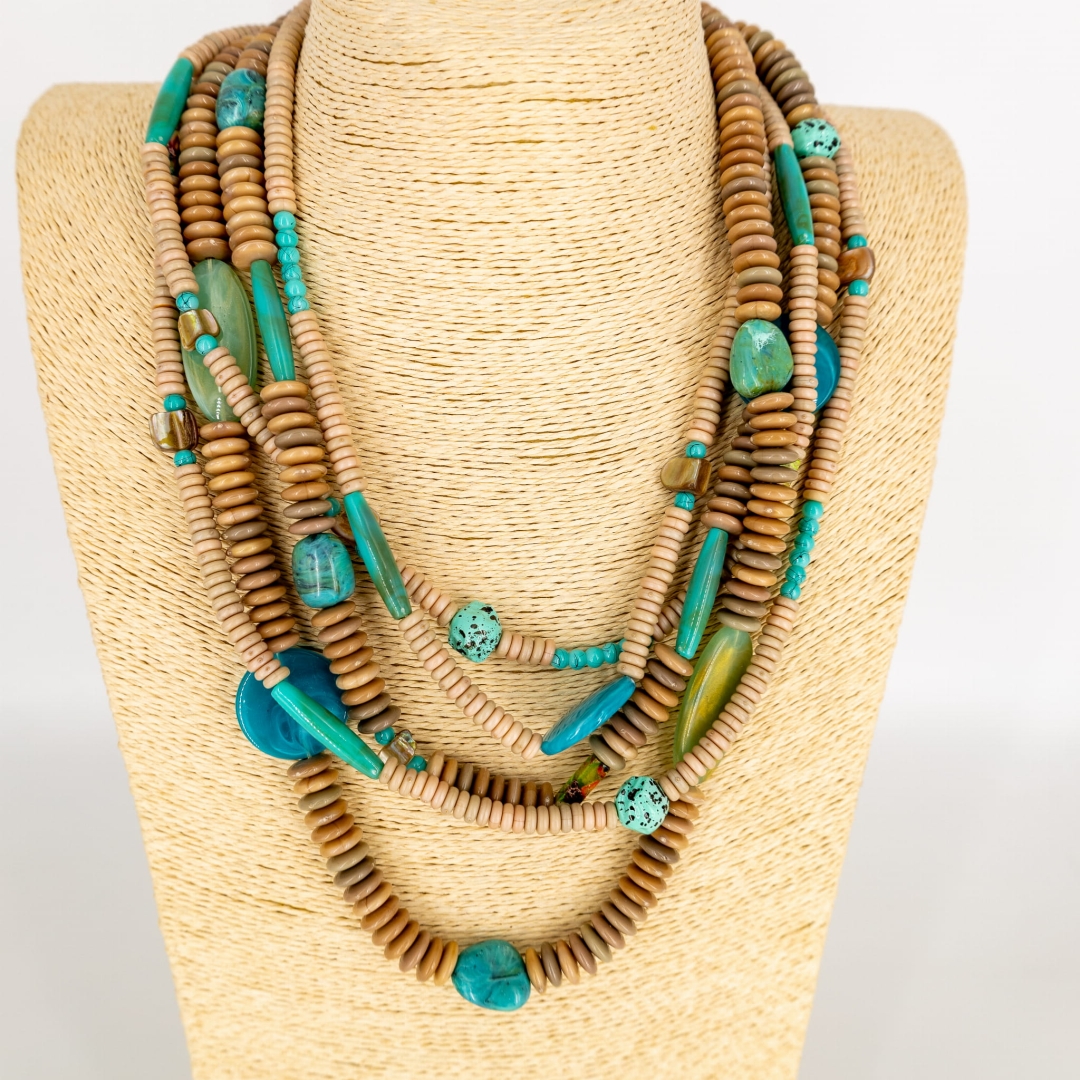 Naszyjnik z płaskimi koralikami i turkusowymi akcentami.