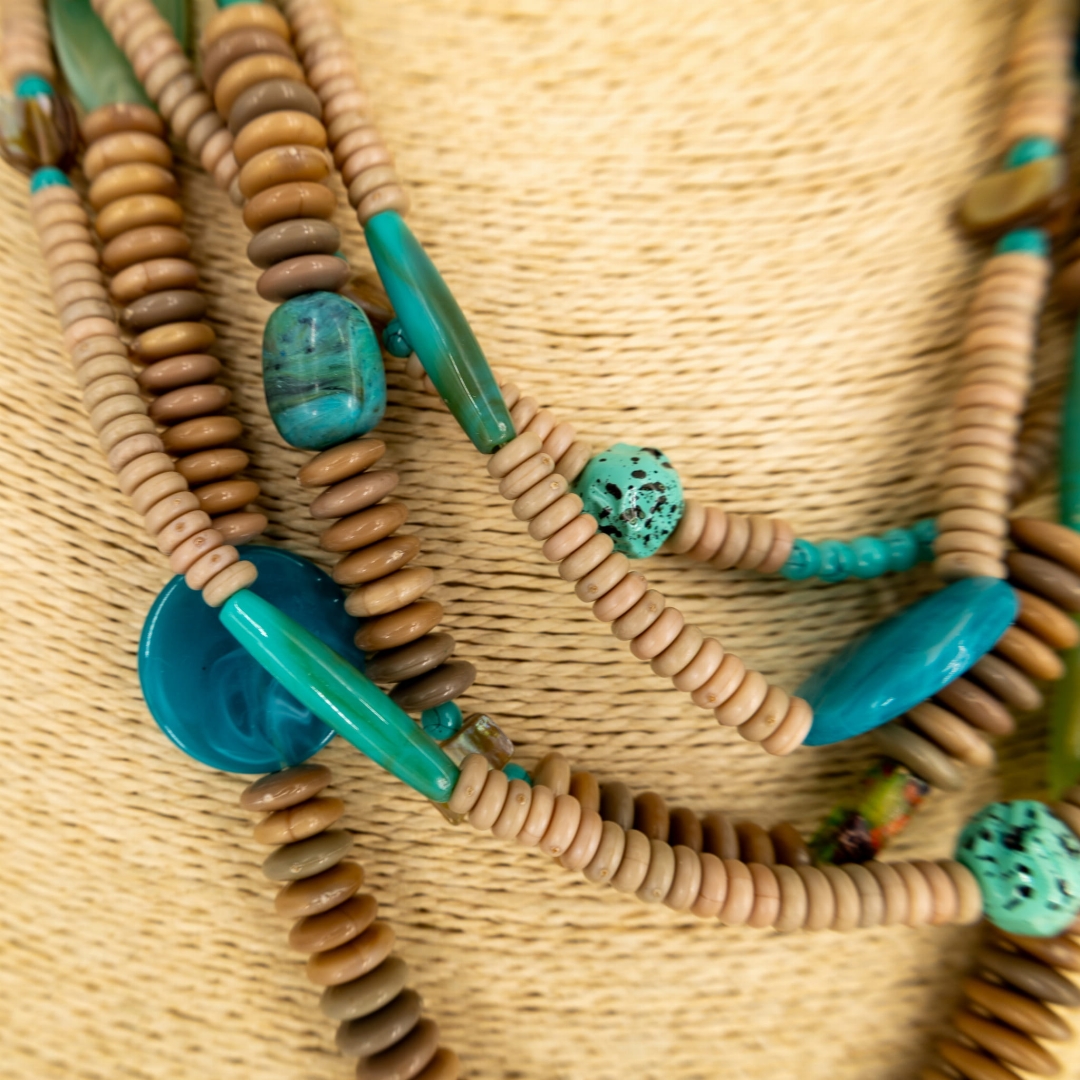 Naszyjnik boho w odcieniach brązu.