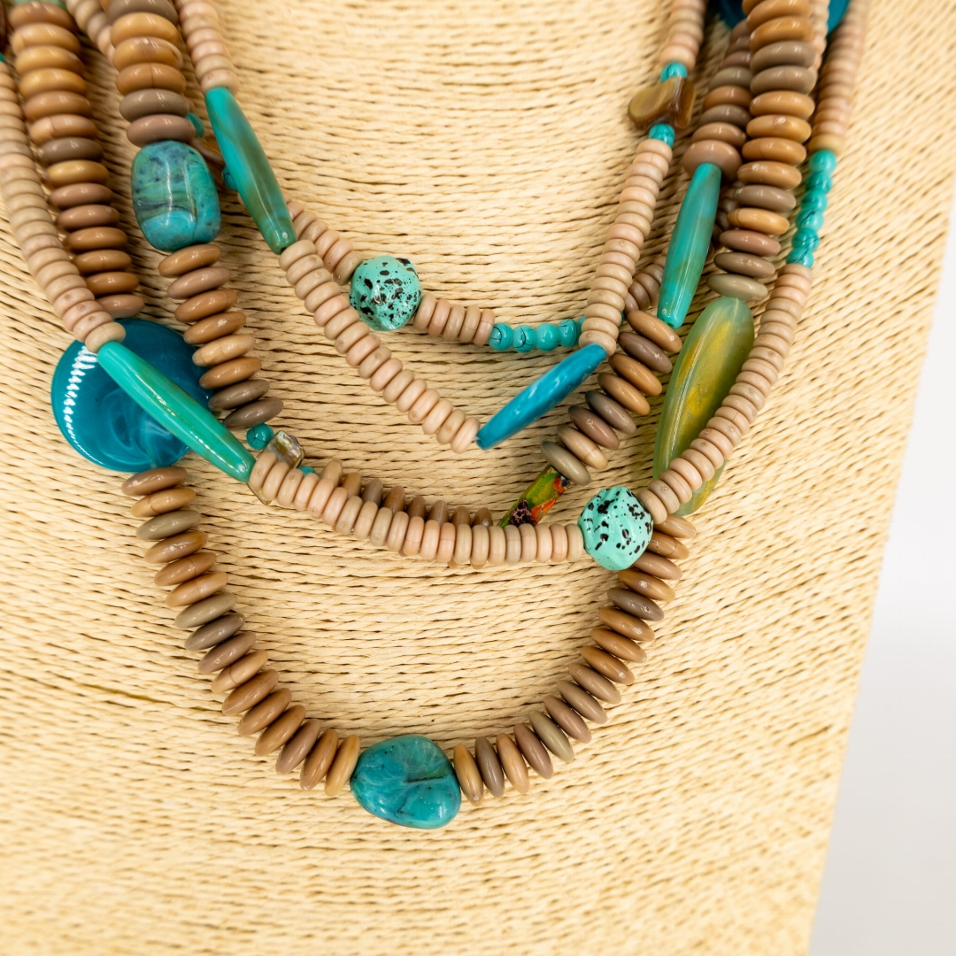 Włoski naszyjnik z naturalnych materiałów.