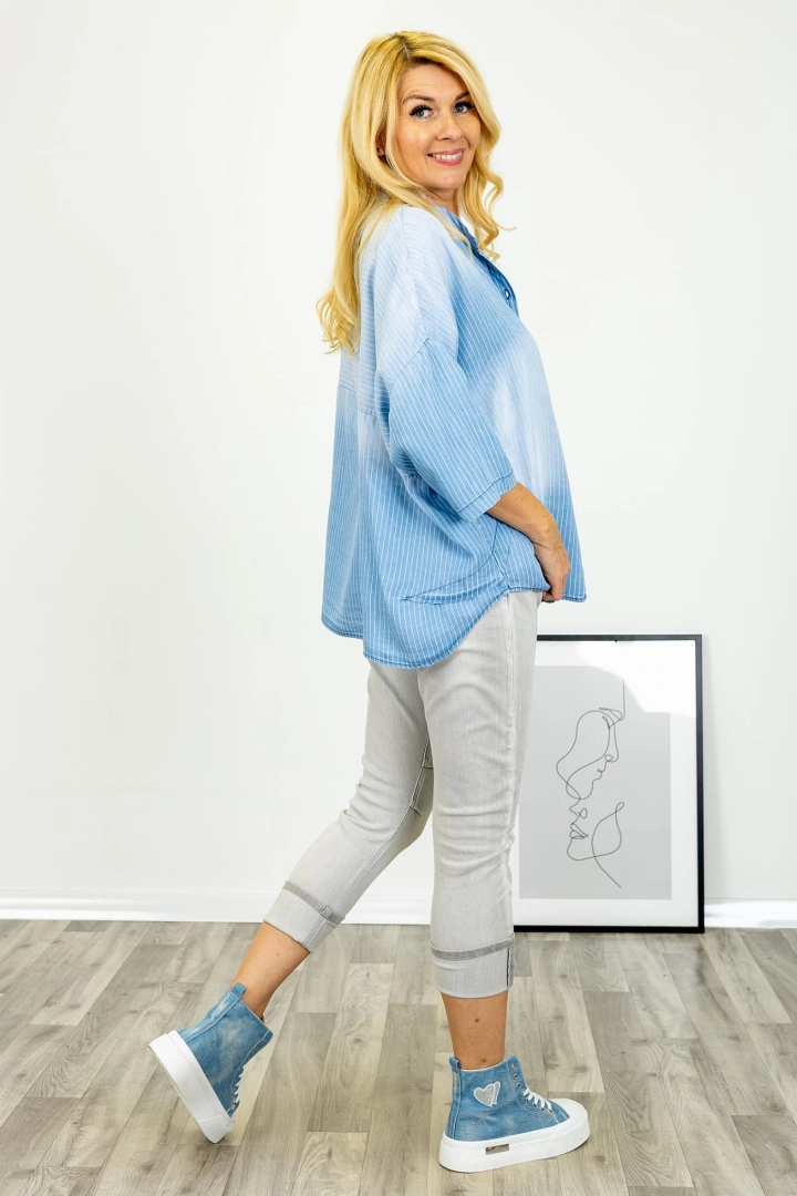 Niebieska koszula Cuceglio denim w kroju oversize z pionowym wzorem pasków asymetrycznym dołem krótkimi rękawami oraz zapięciem guzikowym Antaresa