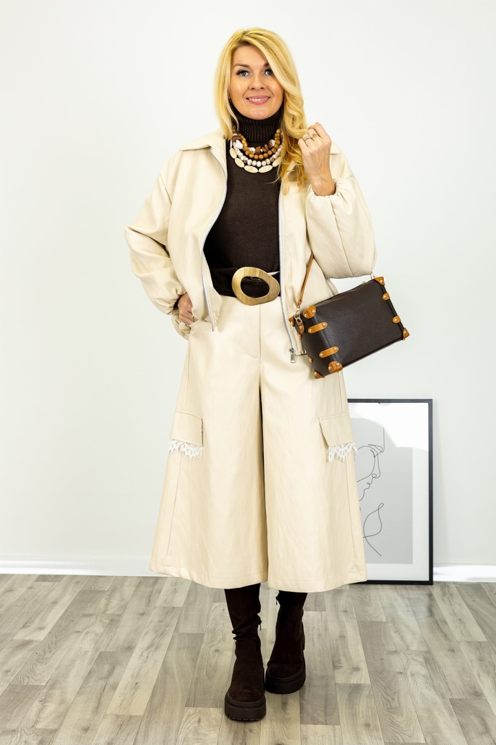 Beżowe kuloty Landiona z miękkiej ekoskóry o luźnej formie z długością 7/8 szeroką nogawką elastycznym pasem i dekoracyjnym wykończeniem koronką Antaresa