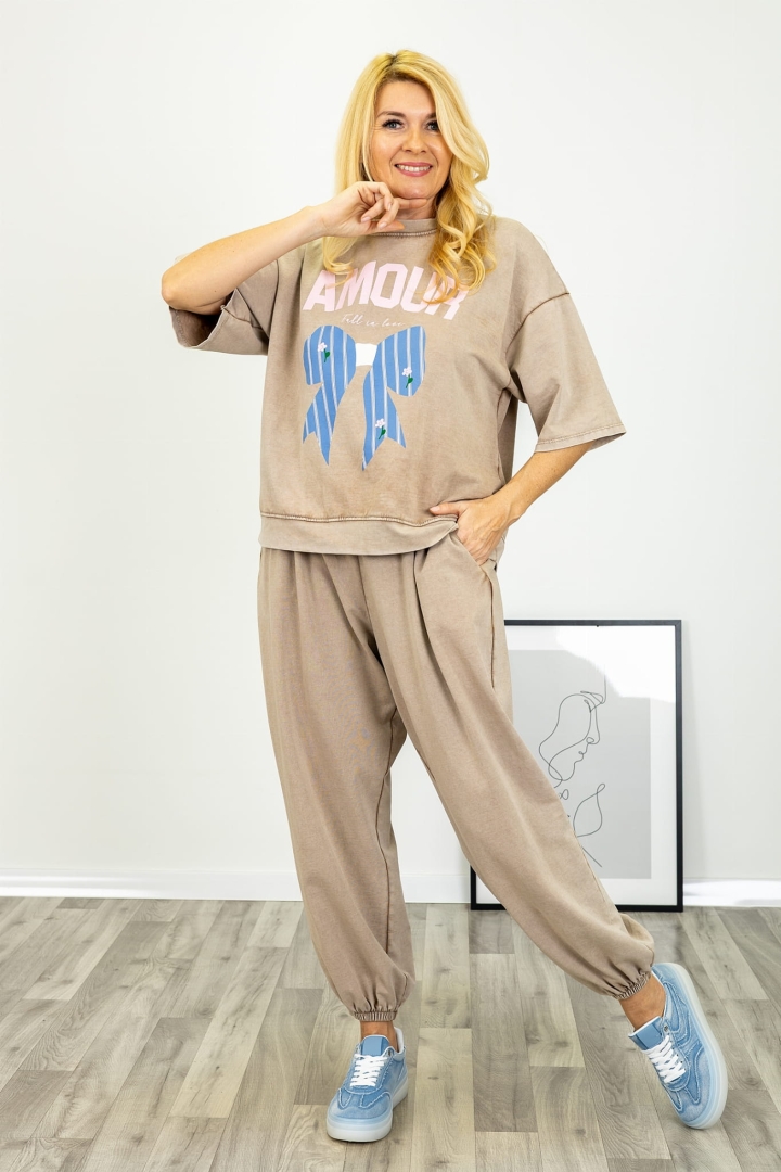 Spodnie Frontino beżowe ciemne o swobodnym kroju z wysokim stanem gumką w pasie gumką przy nogawkach kieszeniami bocznymi i widocznymi przeszyciami Antaresa