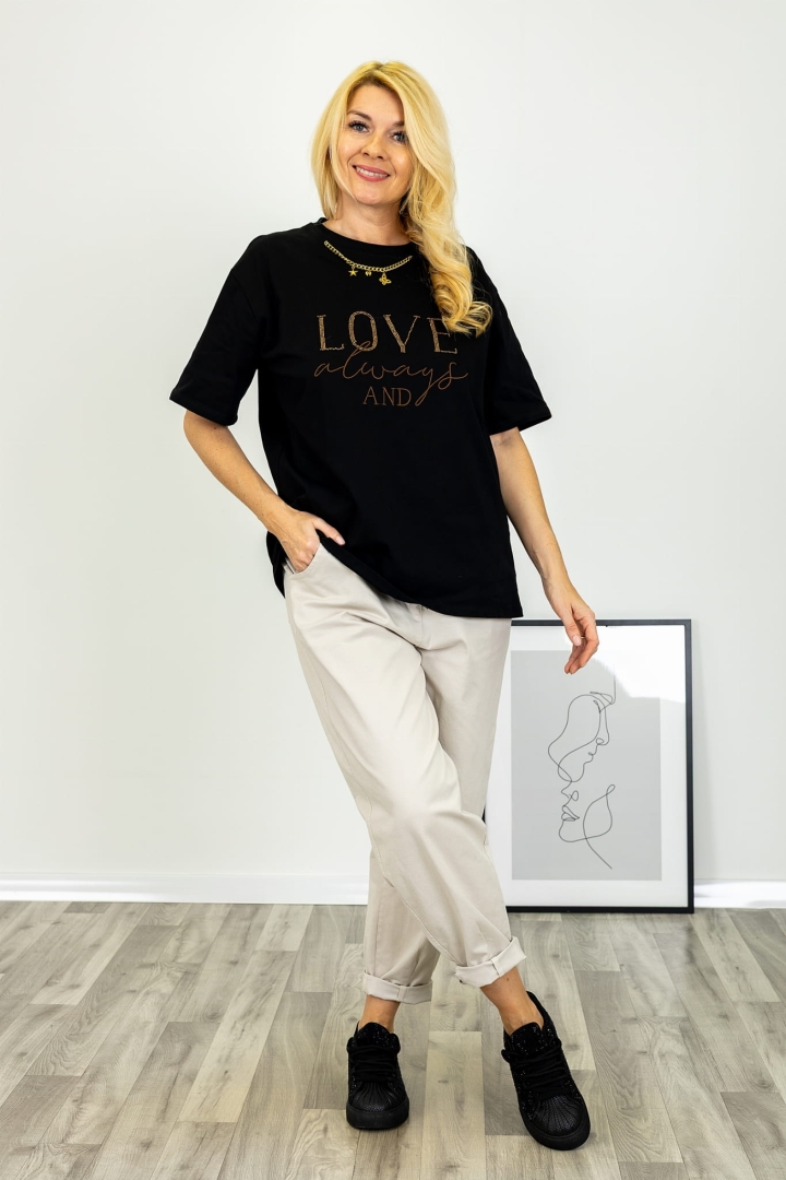 Czarny t shirt Lugnacco z bawełny z dodatkiem lycry o prostej formie z okrągłym dekoltem krótkim rękawem napisem LOVE z koralików i łańcuszkiem przy dekolcie Antaresa