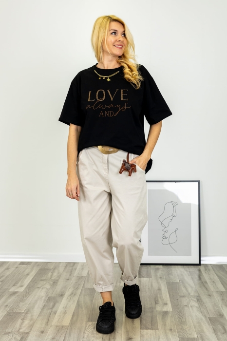 T shirt Lugnacco czarny o swobodnym kroju z krótkim rękawem okrągłym dekoltem dekoracyjnym napisem LOVE z koralików i ozdobnym łańcuszkiem Antaresa