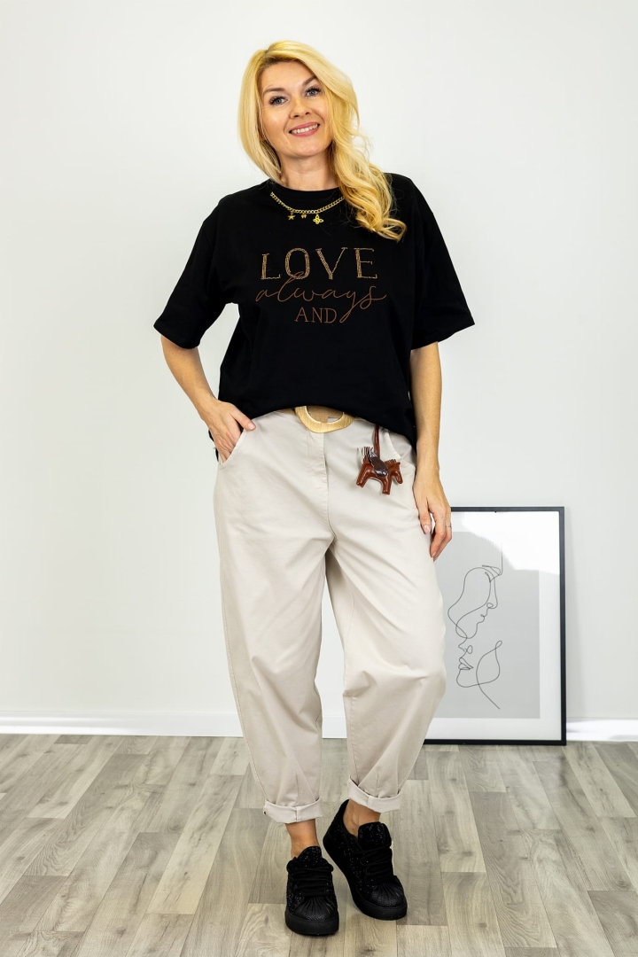 T shirt Lugnacco w kolorze czarnym o klasycznej linii z krótkim rękawem okrągłym dekoltem dekoracyjnym napisem LOVE wykonanym z koralików oraz ozdobnym łańcuszkiem Antaresa