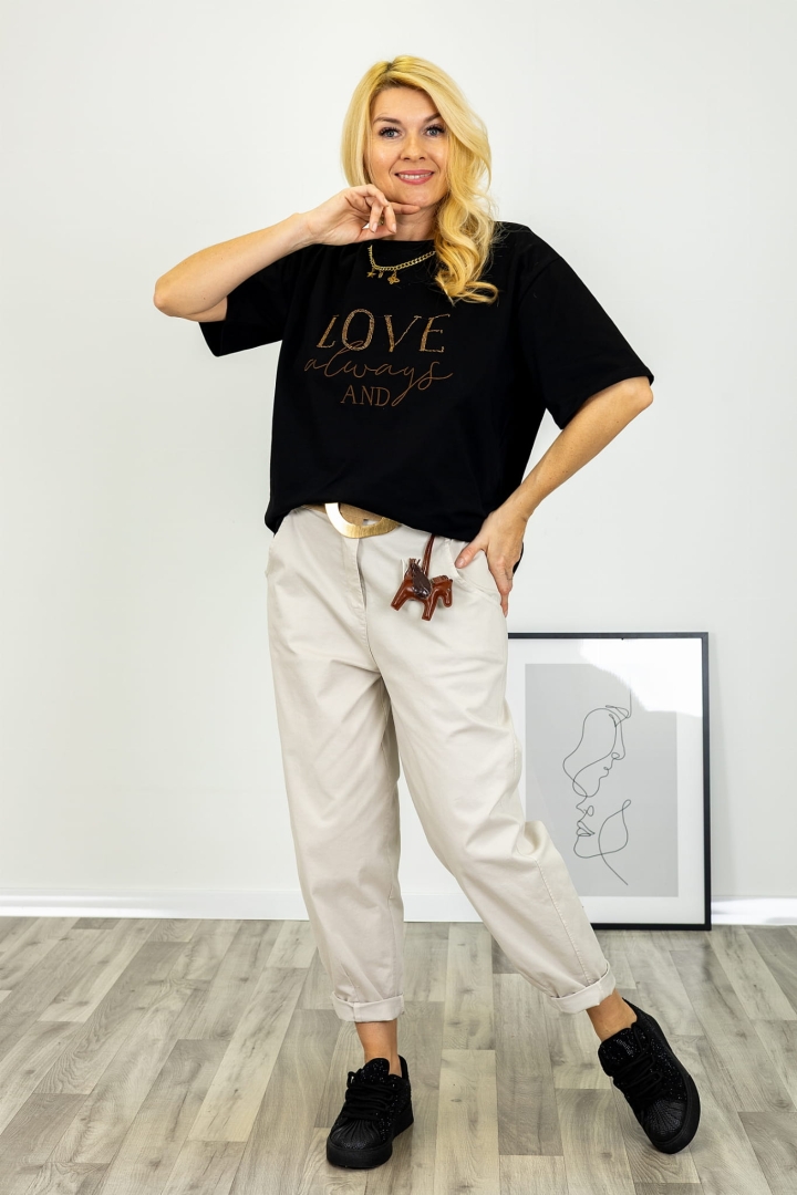 Czarny t shirt Lugnacco o nowoczesnym charakterze z prostym fasonem krótkim rękawem okrągłym dekoltem koralikowym napisem LOVE i biżuteryjnym łańcuszkiem Antaresa