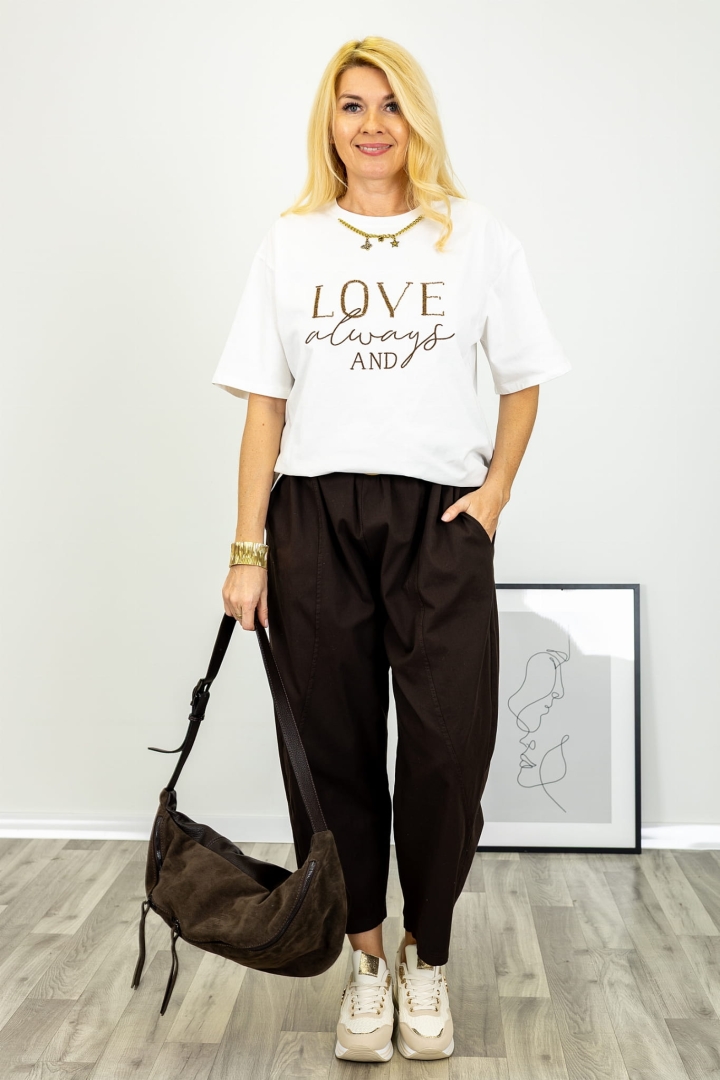 Biały t shirt Lugnacco z bawełny z dodatkiem lycry o prostej formie z okrągłym dekoltem krótkim rękawem napisem LOVE z koralików i łańcuszkiem przy dekolcie Antaresa