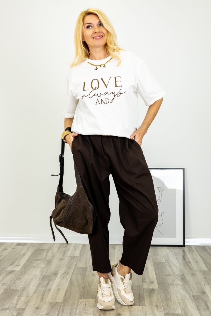 T shirt Lugnacco biały z dekoracyjnym napisem LOVE z drobnych koralików o swobodnym kroju z krótkim rękawem klasycznym okrągłym dekoltem i łańcuszkiem Antaresa