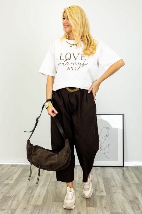 T-shirt Lugnacco biały z krótkim rękawem okrągłym dekoltem dekoracyjnym napisem LOVE z koralików i ozdobnym łańcuszkiem Antaresa