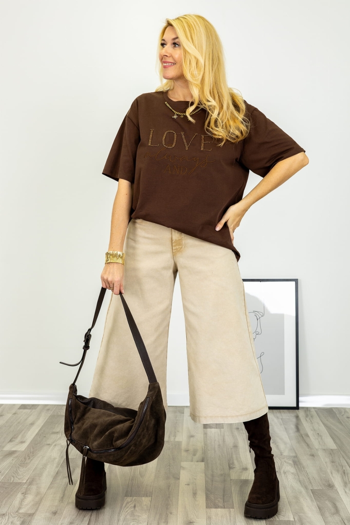 T shirt Lugnacco w kolorze brązowym o klasycznej linii z krótkim rękawem okrągłym dekoltem dekoracyjnym napisem LOVE wykonanym z koralików oraz ozdobnym łańcuszkiem Antaresa