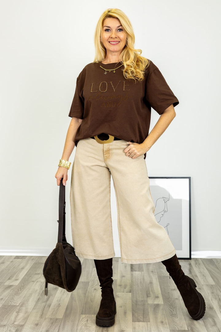 Brązowy t shirt Lugnacco o nowoczesnym charakterze z prostym fasonem krótkim rękawem okrągłym dekoltem koralikowym napisem LOVE i biżuteryjnym łańcuszkiem Antaresa