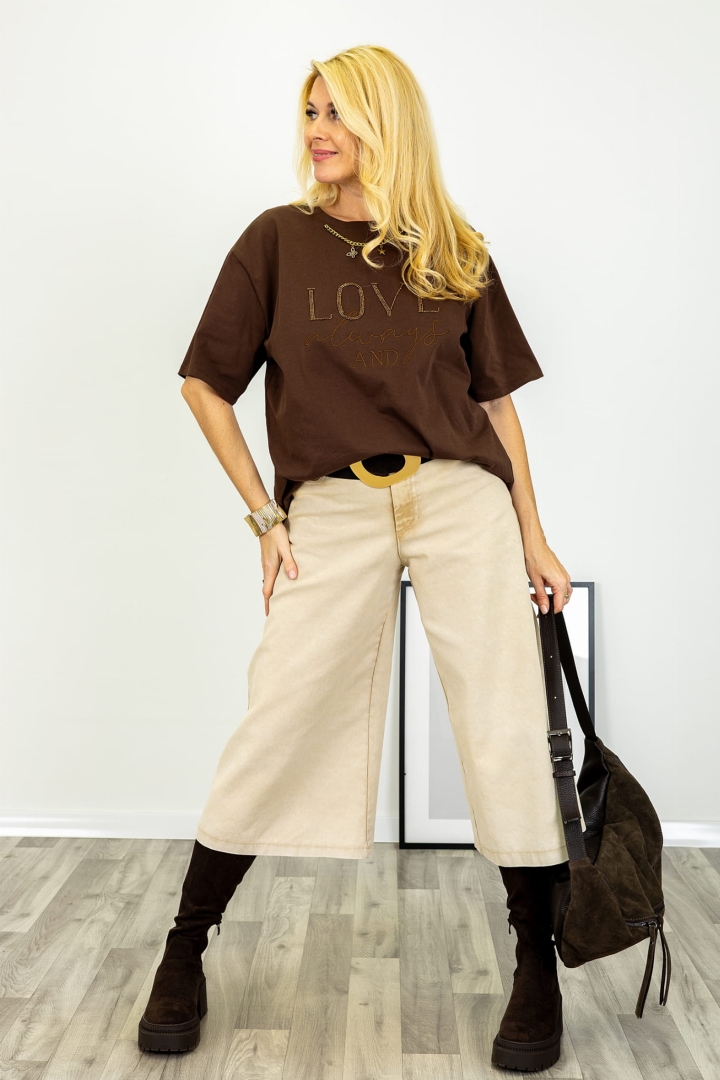 Brązowy t shirt Lugnacco z bawełny z dodatkiem lycry o prostej formie z okrągłym dekoltem krótkim rękawem napisem LOVE z koralików i łańcuszkiem przy dekolcie Antaresa