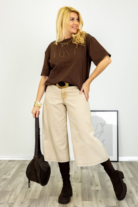 T shirt Lugnacco brązowy o swobodnym kroju z krótkim rękawem okrągłym dekoltem dekoracyjnym napisem LOVE z koralików i ozdobnym łańcuszkiem Antaresa