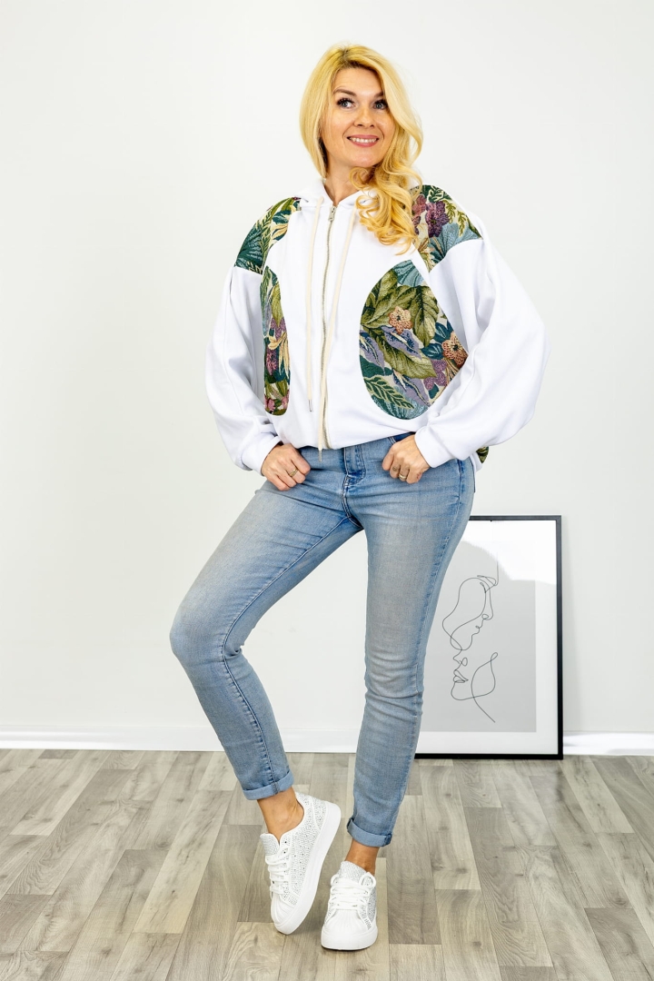 Biała bluza casual Pinasca z ozdobnymi kwiatowymi wstawkami na przodzie bokach i plecach