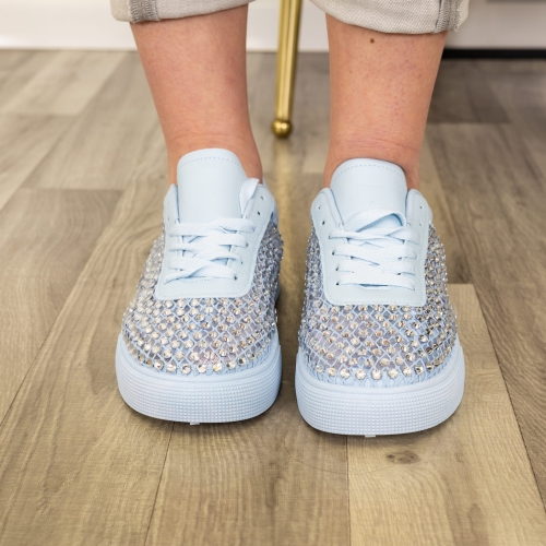 Błękitne sneakersy damskie Poirino z dużymi cyrkoniami na bokach i przodzie buta