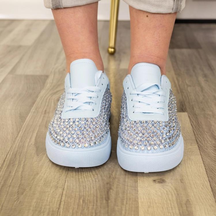 Błękitne sneakersy damskie Poirino z dużymi cyrkoniami na bokach i przodzie buta