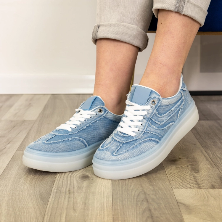 Sneakersy Garzigliana jasnobłękitne jeansowe o masywnej formie marki Antaresa