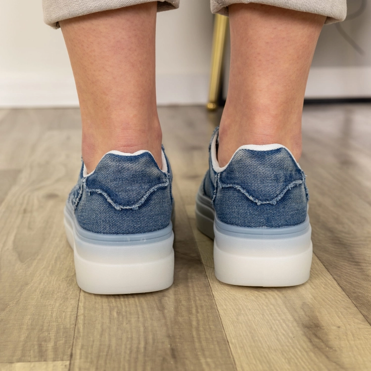 Sneakersy Garzigliana jeansowe ciemne o wyrazistej formie na grubej podeszwie marki Antaresa