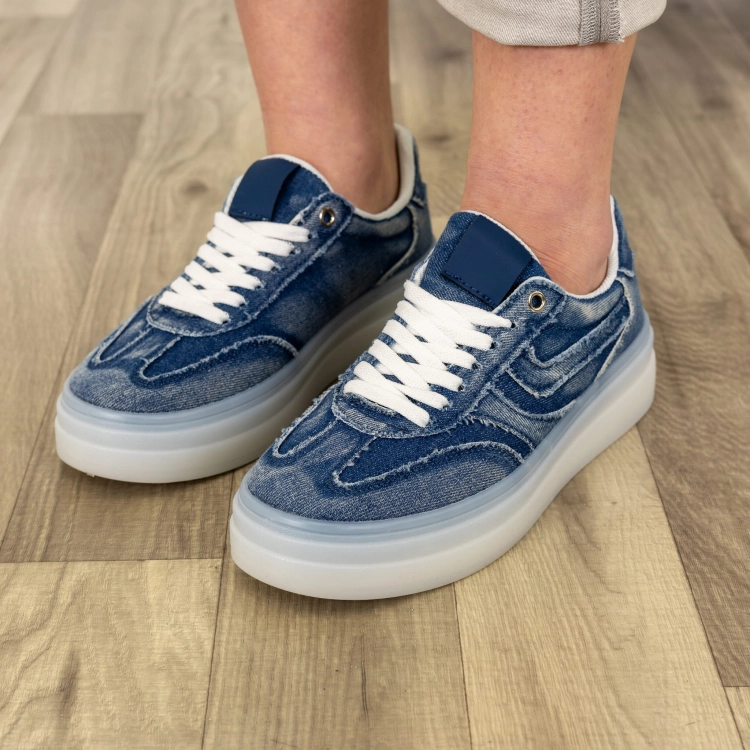 Sneakersy Garzigliana jeansowe ciemne z grubą gumową podeszwą w sportowym fasonie marki Antaresa
