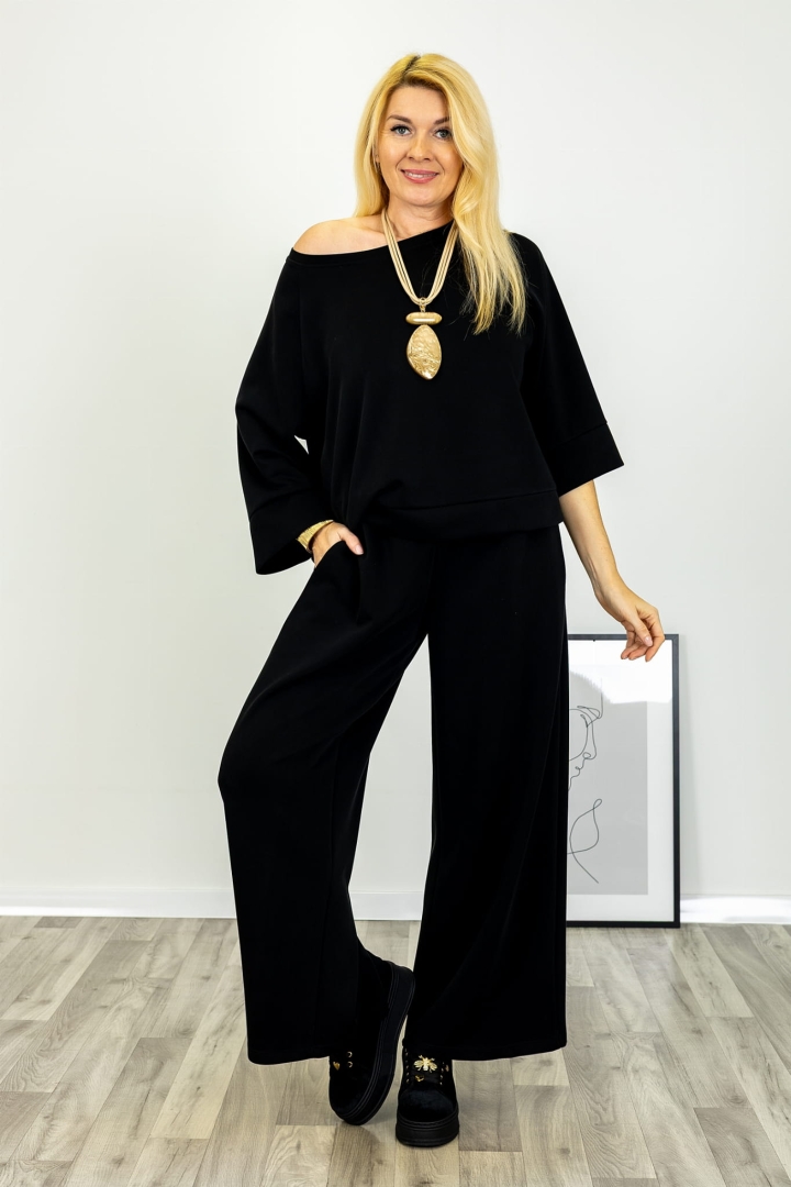 czarna bluzka damska Sannita z szerokimi rękawami i okrągłym dekoltem