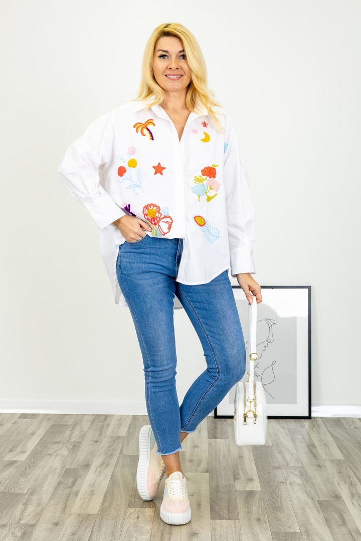 Koszula klasyczna Cittadicastello biała na guziki z kołnierzykiem i abstrakcyjnym wzorem marki Antaresa