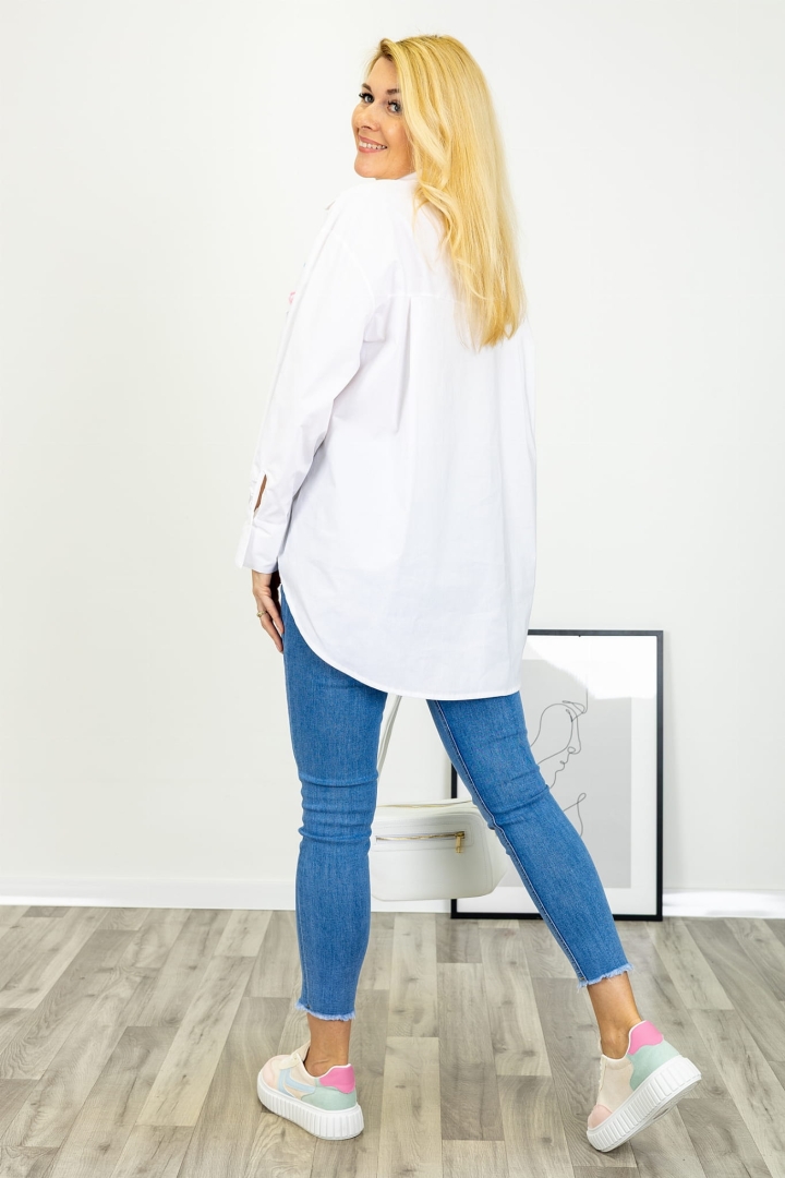 Klasyczna koszula Cittadicastello biała z zapięciem na guziki kołnierzykiem i dekoracyjnym abstrakcyjnym motywem Antaresa