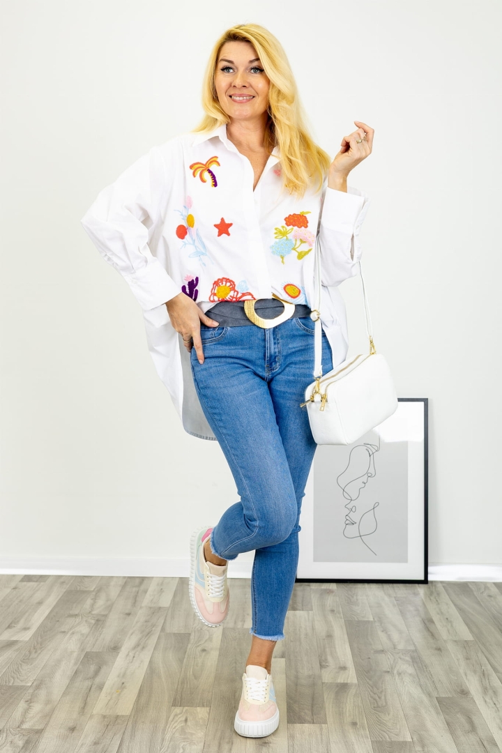 Koszula klasyczna Cittadicastello biała na guziki z kołnierzykiem i abstrakcyjnym wzorem marki Antaresa