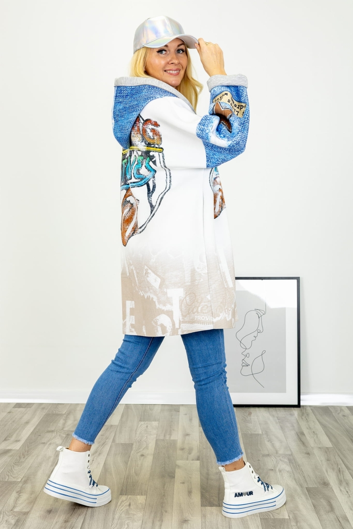 Kurtka Tonara ecru oversize z kapturem kieszeniami bocznymi i kolorowym nadrukiem rock oraz długością do połowy uda Antaresa