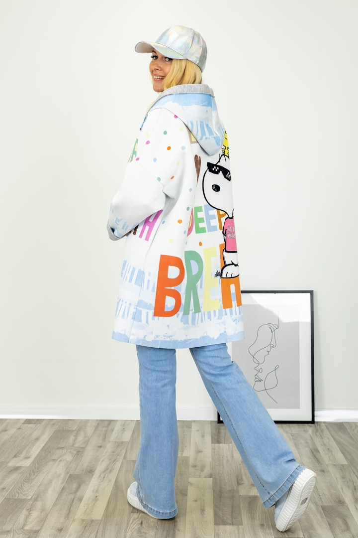 Bluza Tonara ecru o luźnym kroju z kapturem kieszeniami bocznymi i wyrazistym nadrukiem piesek w okularach Antaresa