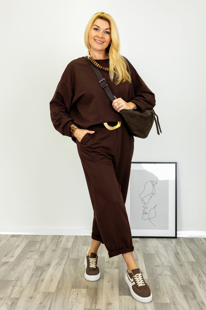 spodnie damskie w kolorze brązowym o luźnym kroju i miękkim układzie