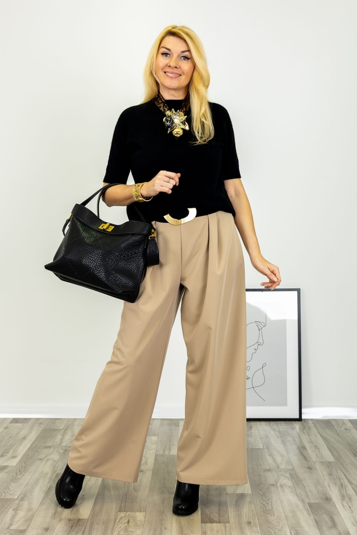 Czarna bluzka dzianinowa o gładkiej strukturze z krótkim rękawem Castelpetroso