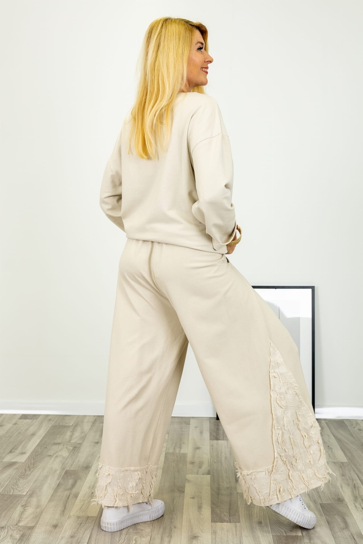 Spodnie Giardinello beżowe z gumką w pasie i postrzępionym dołem