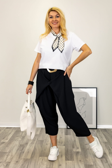 Spodnie Cupello czarne z dekoracyjną patką tworzącą efekt kopertowy to propozycja Antaresa o nowoczesnym miejskim kroju.