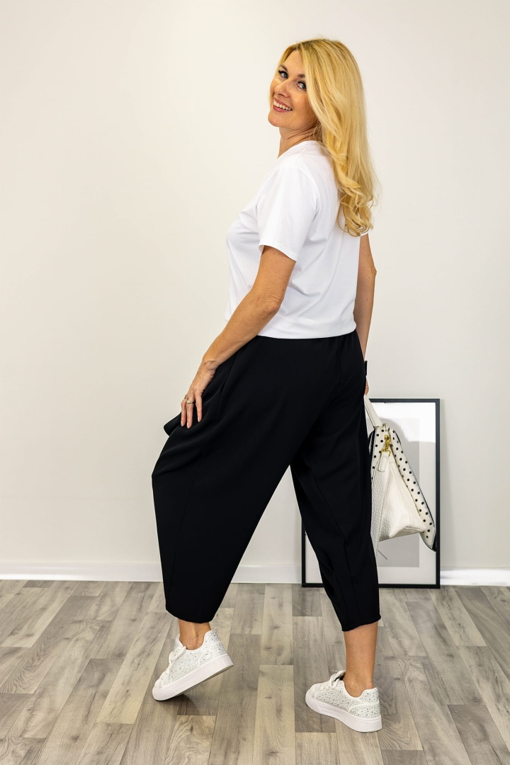 Czarne spodnie Cupello o skróconej długości nogawek i bocznych kieszeniach to wygodny model dostępny w ofercie Antaresa.