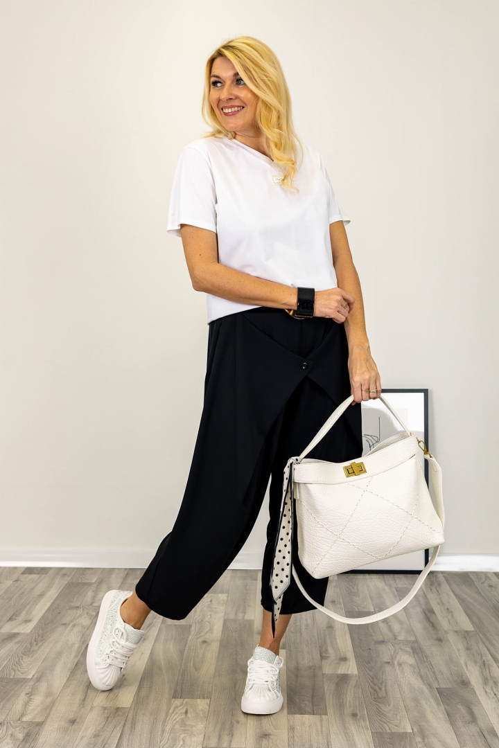 Nowoczesne spodnie Cupello czarne z kopertowym przodem i kieszeniami bocznymi wyróżniają się miejskim charakterem,  Antaresa.