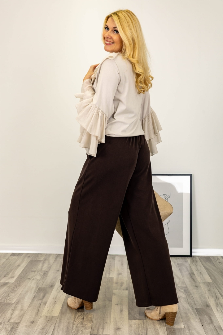 Spodnie Guilmi brązowe o lejącym materiale i luźnym kroju wide leg wyróżniają się minimalistycznym stylem Antaresa.