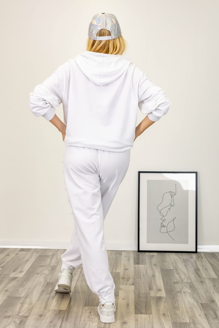 Casualowe spodnie Biandrate białe ze ściągaczami przy nogawkach i strzępionymi detalami bocznymi wyróżniają się komfortem noszenia Antaresa.