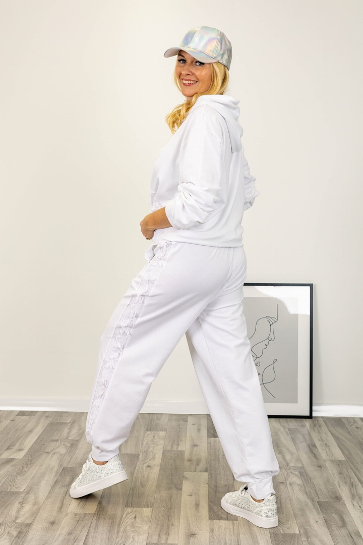 Białe spodnie Biandrate z dekoracyjnymi strzępionymi bokami nogawek i elastyczną gumką w pasie to wygodny model Antaresa.