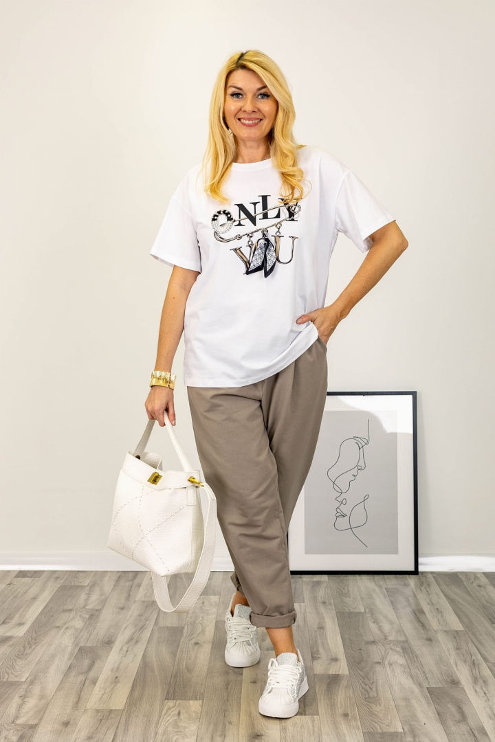 Bluzka Bergolo biała fason prosty z perełkami i zawieszką