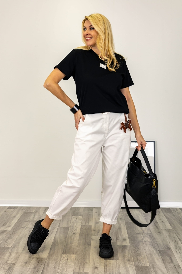 Czarny t-shirt Villarmosa z krótkim rękawem dekoltem V napisem carpie diem ażurową wstawką i apaszką w grochy dostępny jest w ofercie Antaresa.