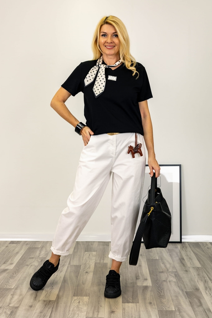 T-shirt Villarmosa czarny z dekoltem V i krótkim rękawem z ażurową wstawką przy napisie carpie diem oraz apaszką w grochy to propozycja Antaresa.