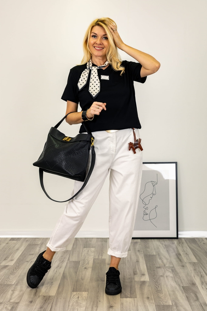 Villarmosa t-shirt czarny z dekoltem V krótkim rękawem ażurową wstawką przy napisie carpie diem i apaszką w grochy Antaresa.