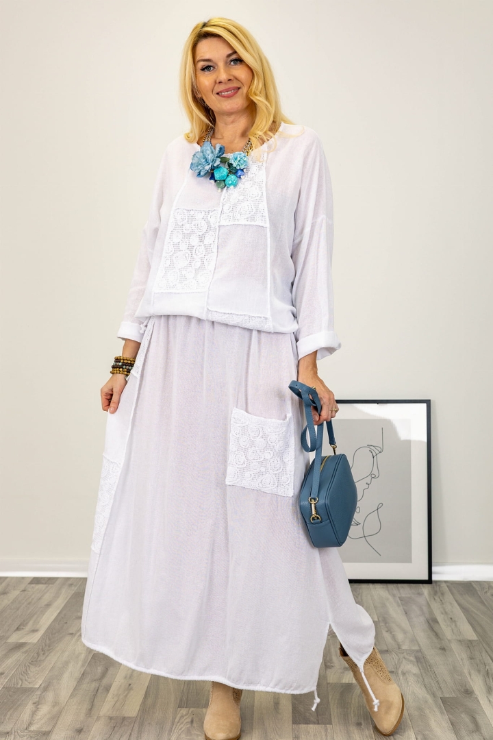 Acquavivaplatani tunika biała o swobodnym kroju z długim rękawem ażurowymi wstawkami rozcięciami po bokach i asymetrycznym tyłem Antaresa.