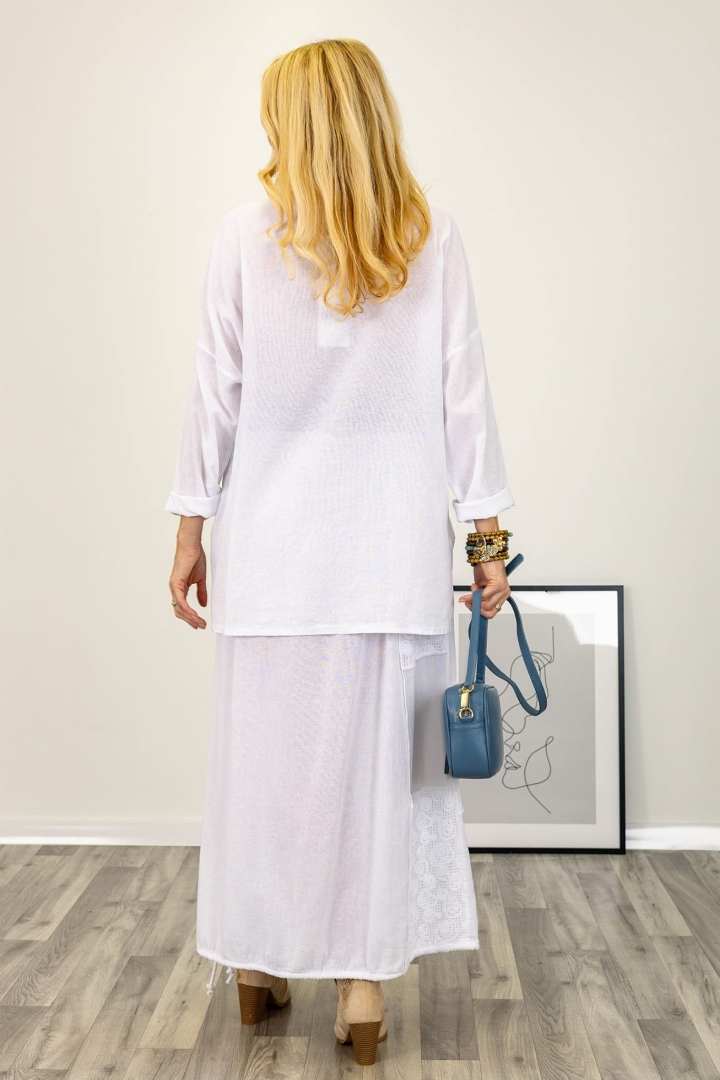 Asymetryczna tunika Acquavivaplatani biała oversize z ażurowymi panelami długim rękawem i ściąganym dołem Antaresa.