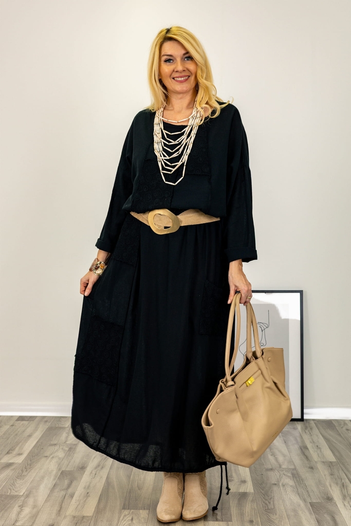 Benevello spódnica czarna maxi bawełniana z jedną kieszenią rozcięciem po boku ażurowymi wstawkami i gumką w pasie Antaresa.